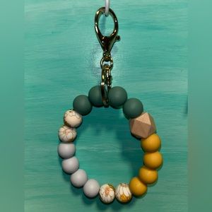 Silicone bead keychain with stretchy band.